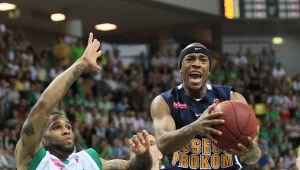 W akcji koszykarz Asseco Prokomu Gdynia Jerel Blassingame (C) oraz Walter Hodge (L) z Zastalu Zielona Góra
