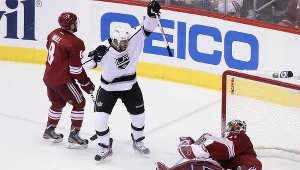 Dwight King strzelił dwa gole (biała koszulka)