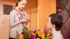 Maciek (Piotr Swend) oświadczy się Martynce (Natalia Antoszczak)