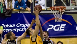 Atakujacy kosz Marcin Stefański (C) z Trefla Sopot oraz blokujący Konrad Wysocki (P) i Daniel Kickert (L) z PGE Turowa 