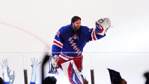 Henrik Lundqvist odbiera gratulacje od kibiców