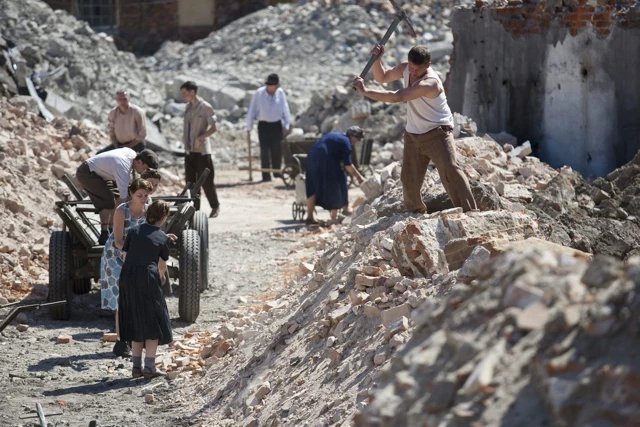 Plan zdjęciowy "Czasu honoru" na terenie dawnej Wytwórni Wódek Koneser w Warszawie Plan zdjęciowy "Czasu honoru" na terenie dawnej Wytwórni Wódek Koneser w Warszawie