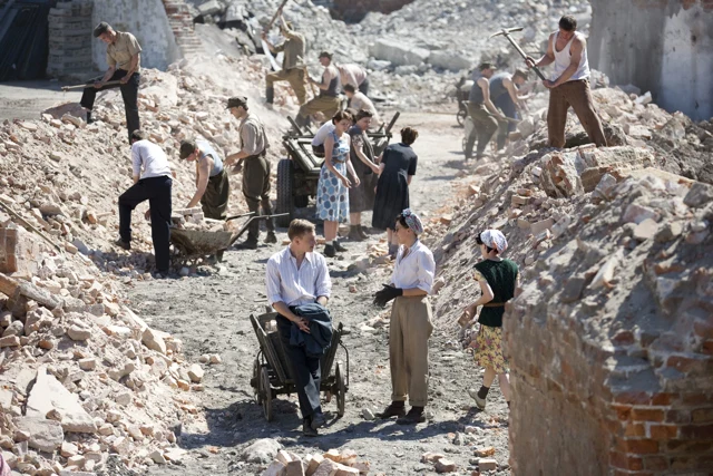 Plan zdjęciowy "Czasu honoru" na terenie dawnej Wytwórni Wódek Koneser w Warszawie