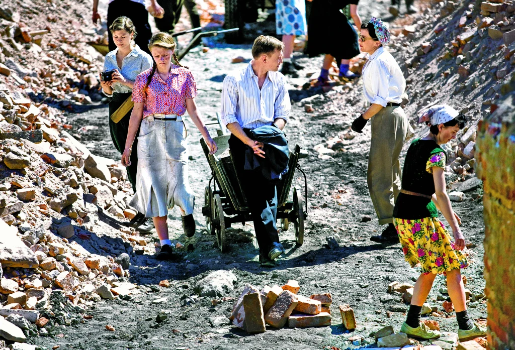 Plan zdjęciowy "Czasu honoru" na terenie dawnej Wytwórni Wódek Koneser w Warszawie Plan zdjęciowy "Czasu honoru" na terenie dawnej Wytwórni Wódek Koneser w Warszawie