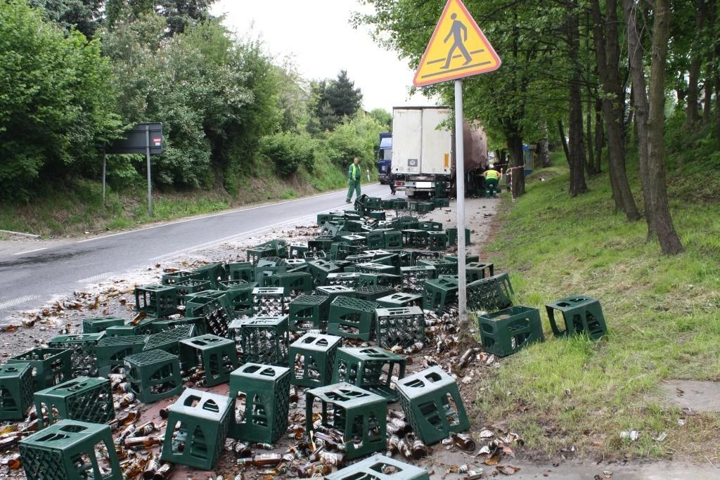 Rozbite butelki z piwem na drodze nr 44 między Oświęcimiem a Zatorem