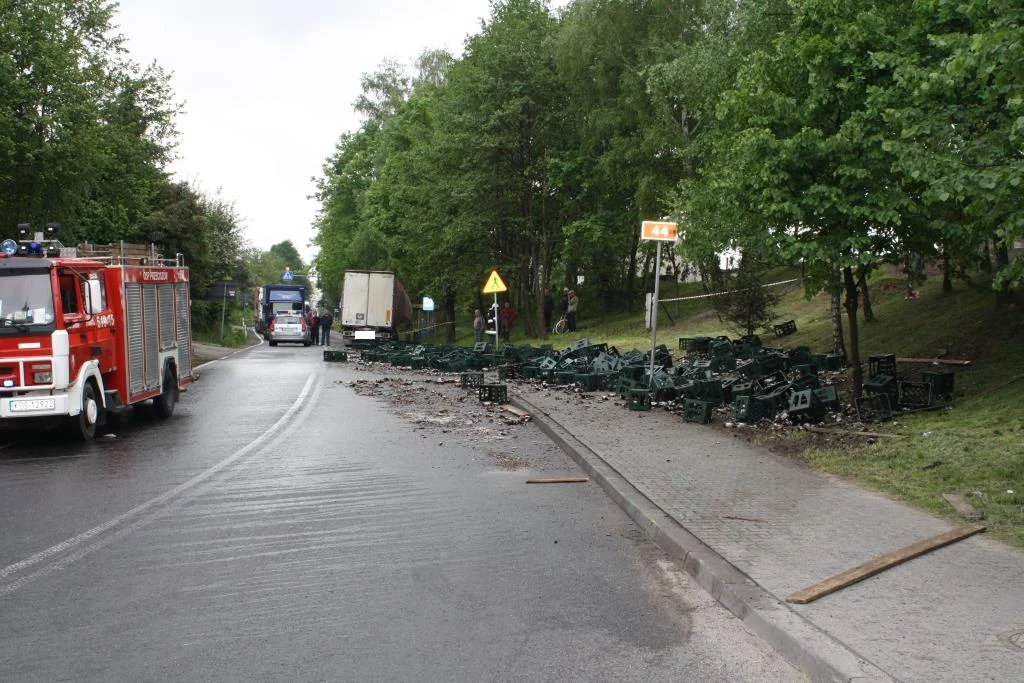 Rozbite butelki z piwem na drodze nr 44 między Oświęcimiem a Zatorem