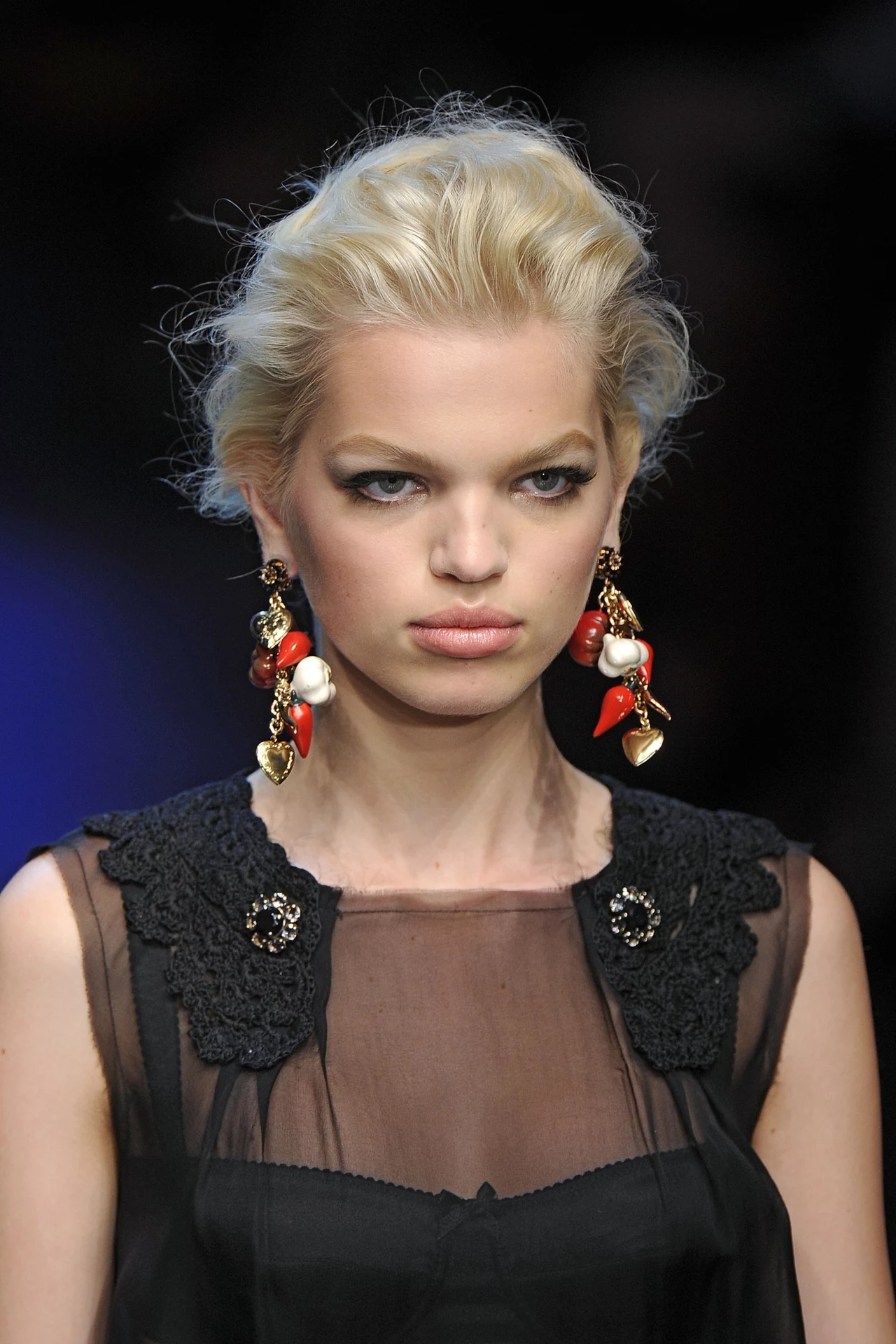 Modna czarna kreska - modelka na pokazie Dolce&Gabbana Modna czarna kreska - modelka na pokazie Dolce&Gabbana