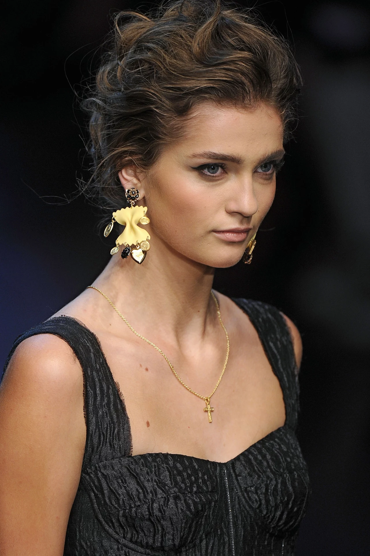 Modna czarna kreska - modelka na pokazie Dolce&Gabbana Modna czarna kreska - modelka na pokazie Dolce&Gabbana