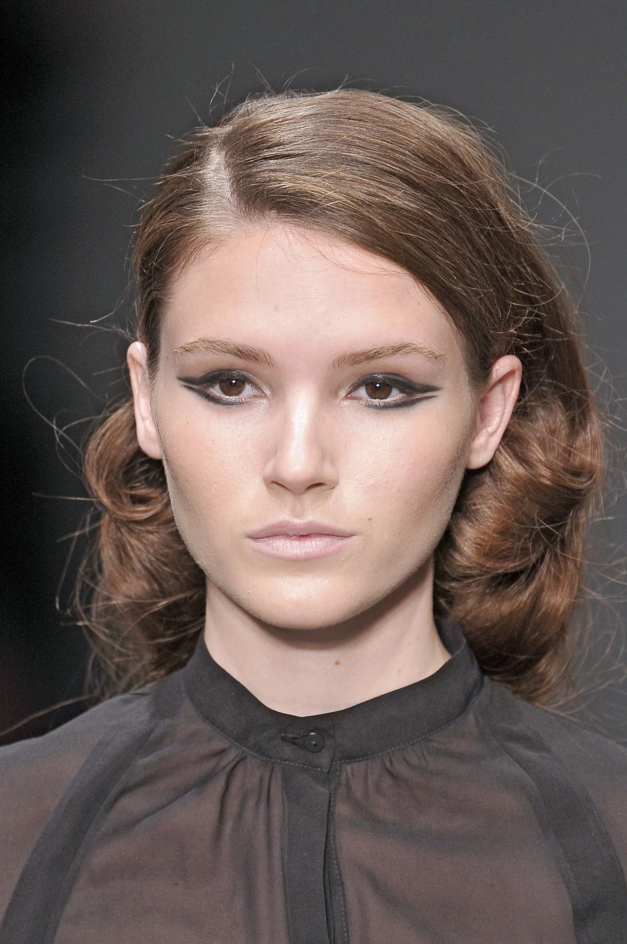Modna czarna kreska - modelka na pokazie Marios Schwab Modna czarna kreska - modelka na pokazie Marios Schwab