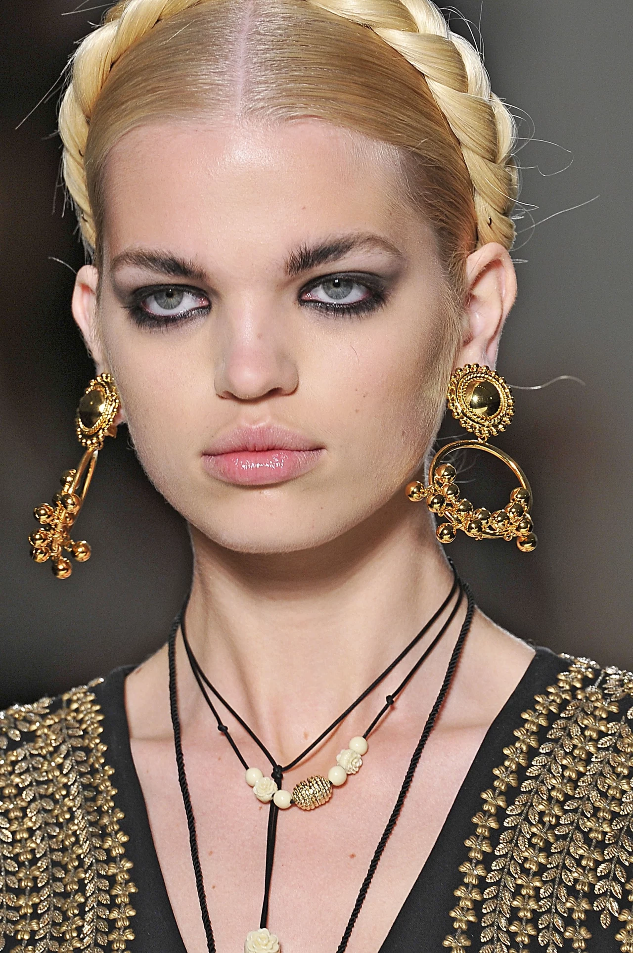 Modna czarna kreska - modelka na pokazie Moschino Modna czarna kreska - modelka na pokazie Moschino