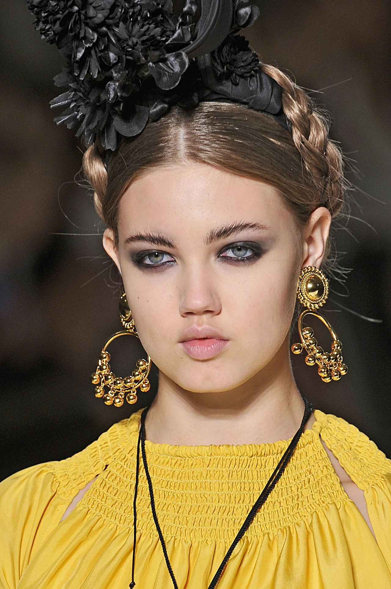Modna czarna kreska - modelka na pokazie Moschino Modna czarna kreska - modelka na pokazie Moschino