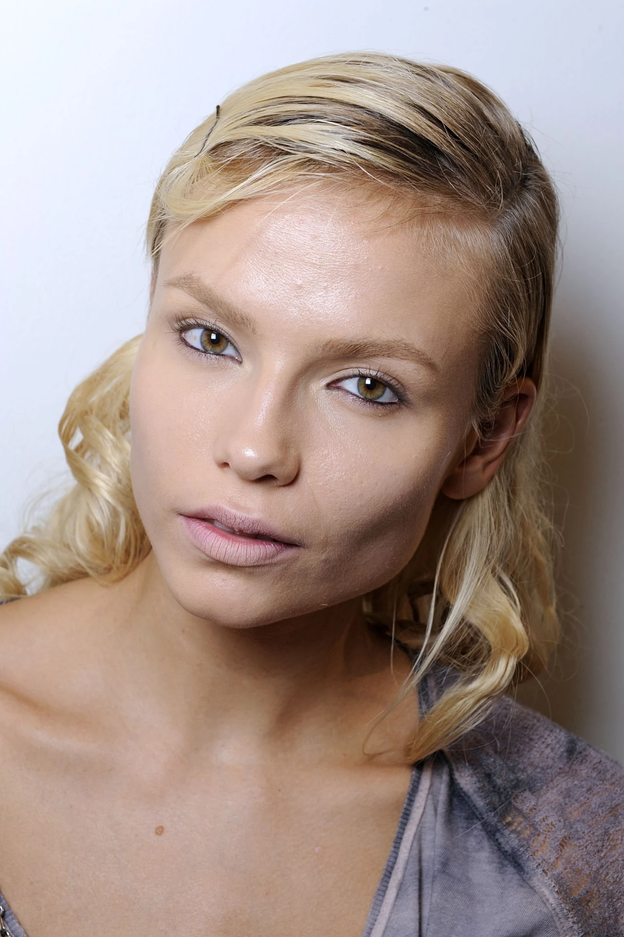 Modna czarna kreska - modelka na pokazie Prady Modna czarna kreska - modelka na pokazie Prady