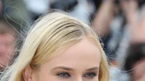 Diane Kruger podczas spotkania prasowego w sukience Versus i butach Jimmy Choo