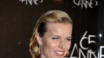 Eva Herzigova podczas ceremonii otwarcia festiwalu w sukni projektu Dolce & Gabbana 