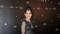 Freida Pinto w eleganckiej czarnej sukni projektu Versace