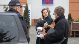 Doktor Hana (Kamila Baar) tłumaczy się policji