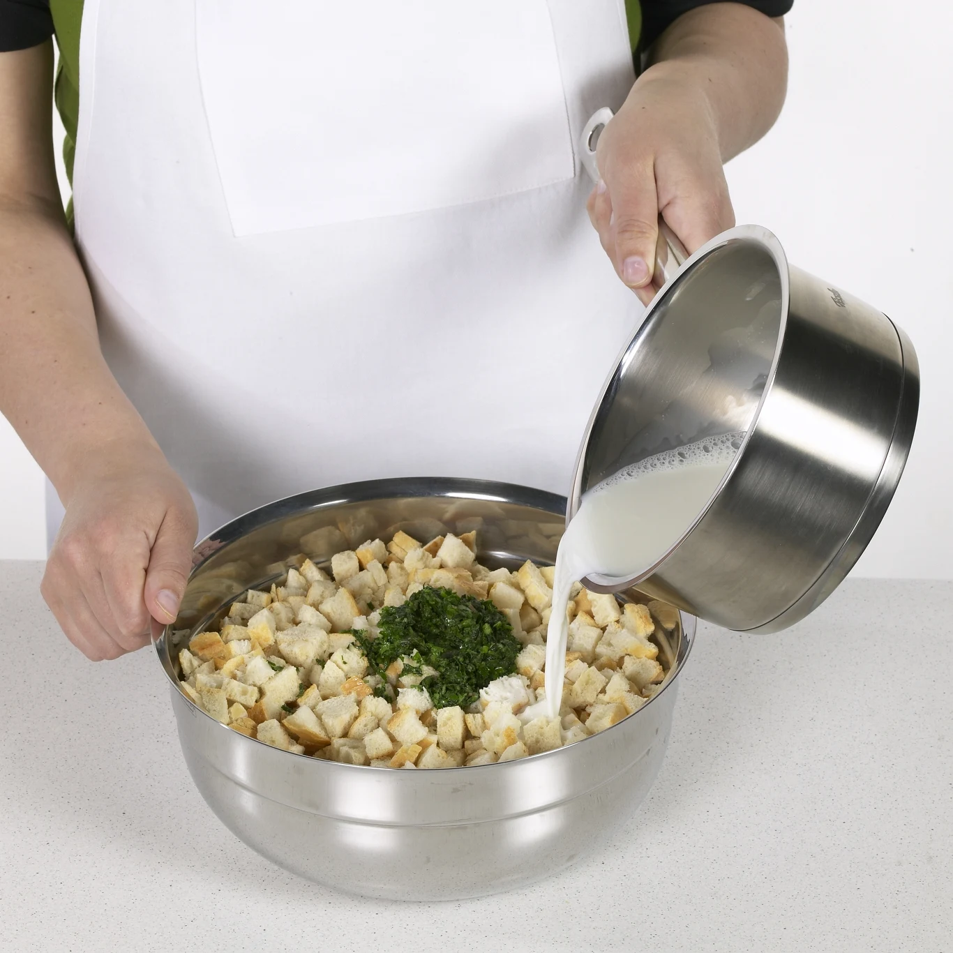 Do pokrojonych bułek dodaj zioła, wlej ciepłe mleko