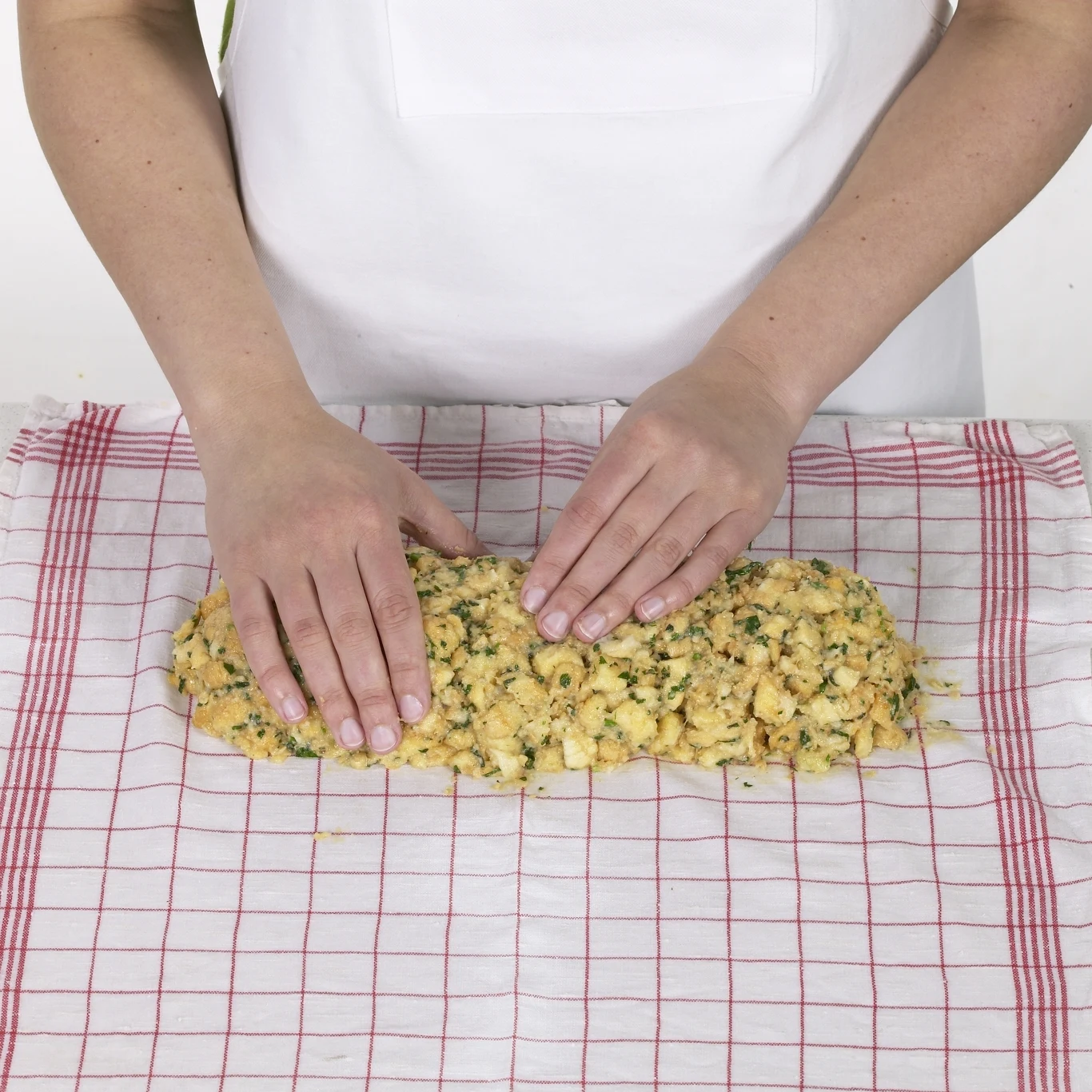 Ułóż na wilgotnej ściereczce, uformuj wałek