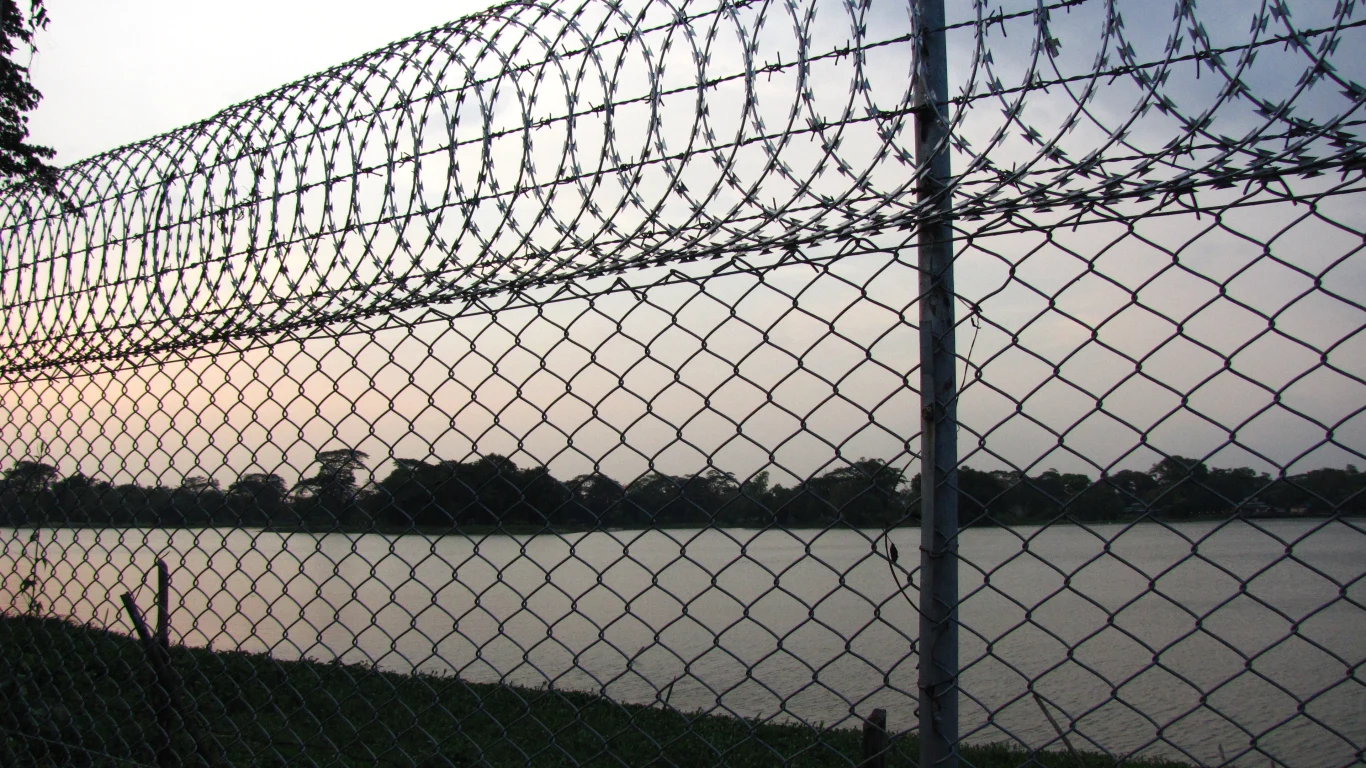 Drut kolczasty otaczający dom Aung San Suu Kyi