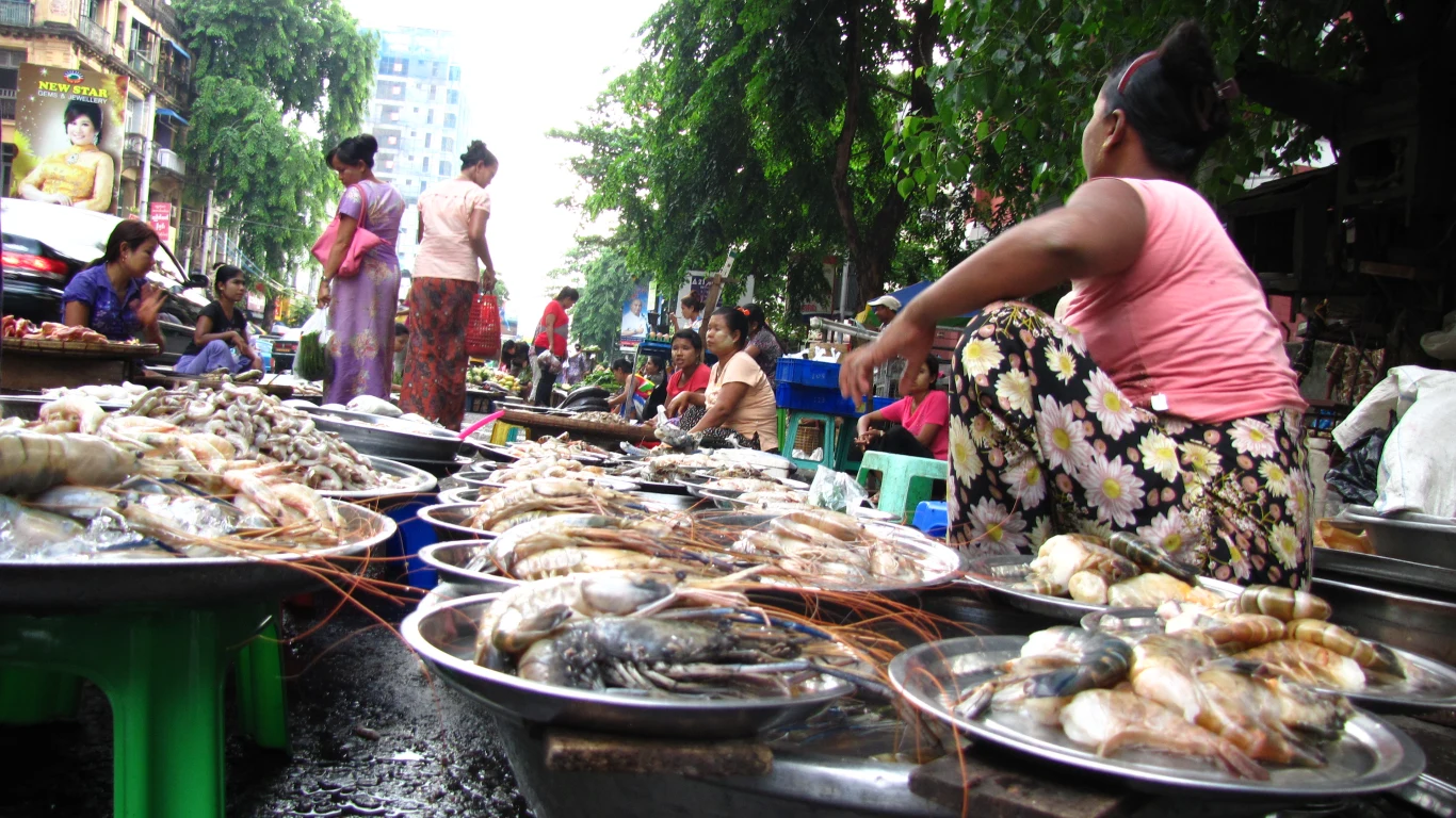 Codzienność na ulicach stolicy Birmy, Rangunu