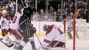 Bramkarz "Kojotów" Mike Smith rozegrał świetny mecz 