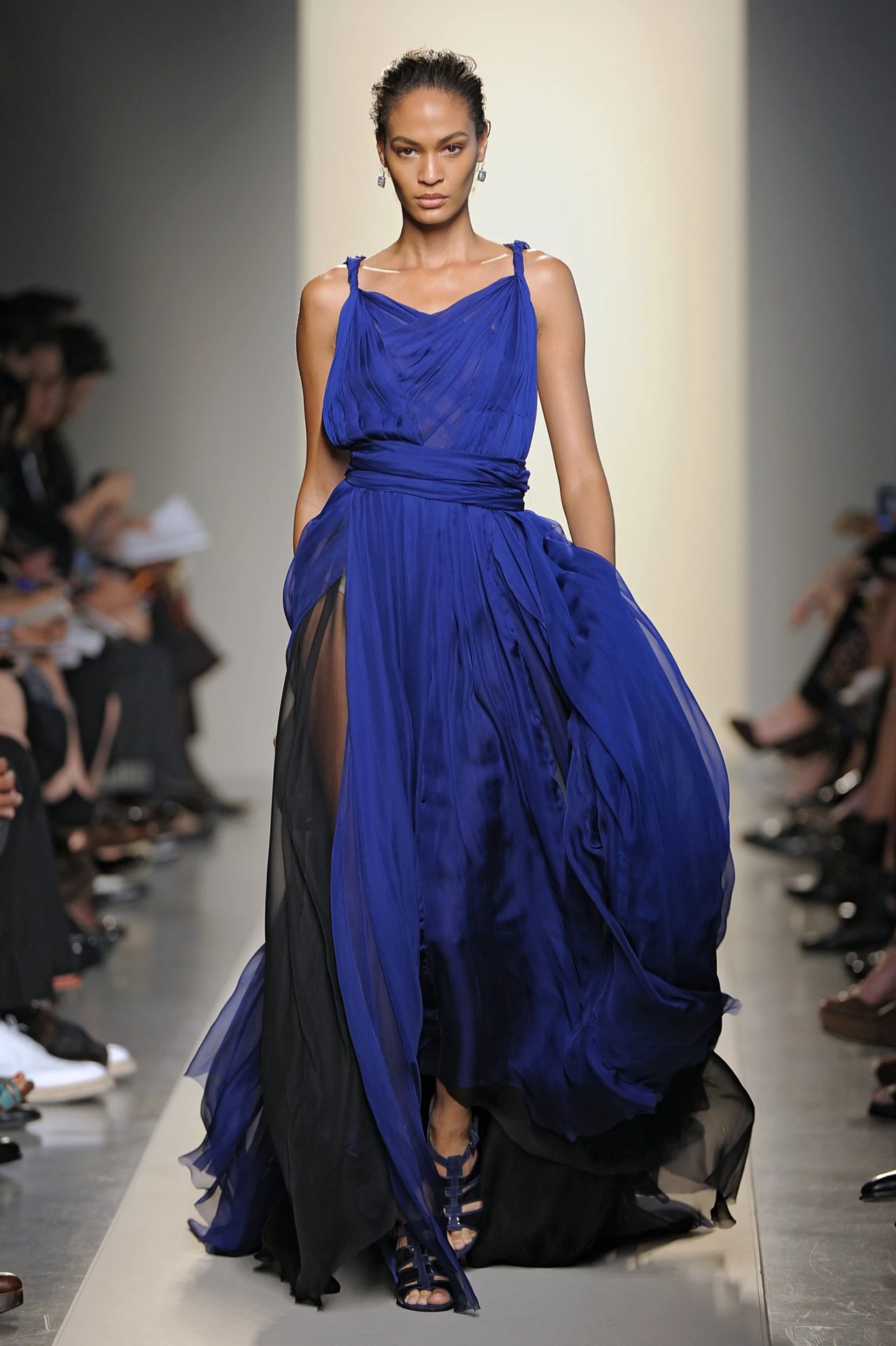 Bottega Veneta - moda w kolorze chabrowym Bottega Veneta - moda w kolorze chabrowym