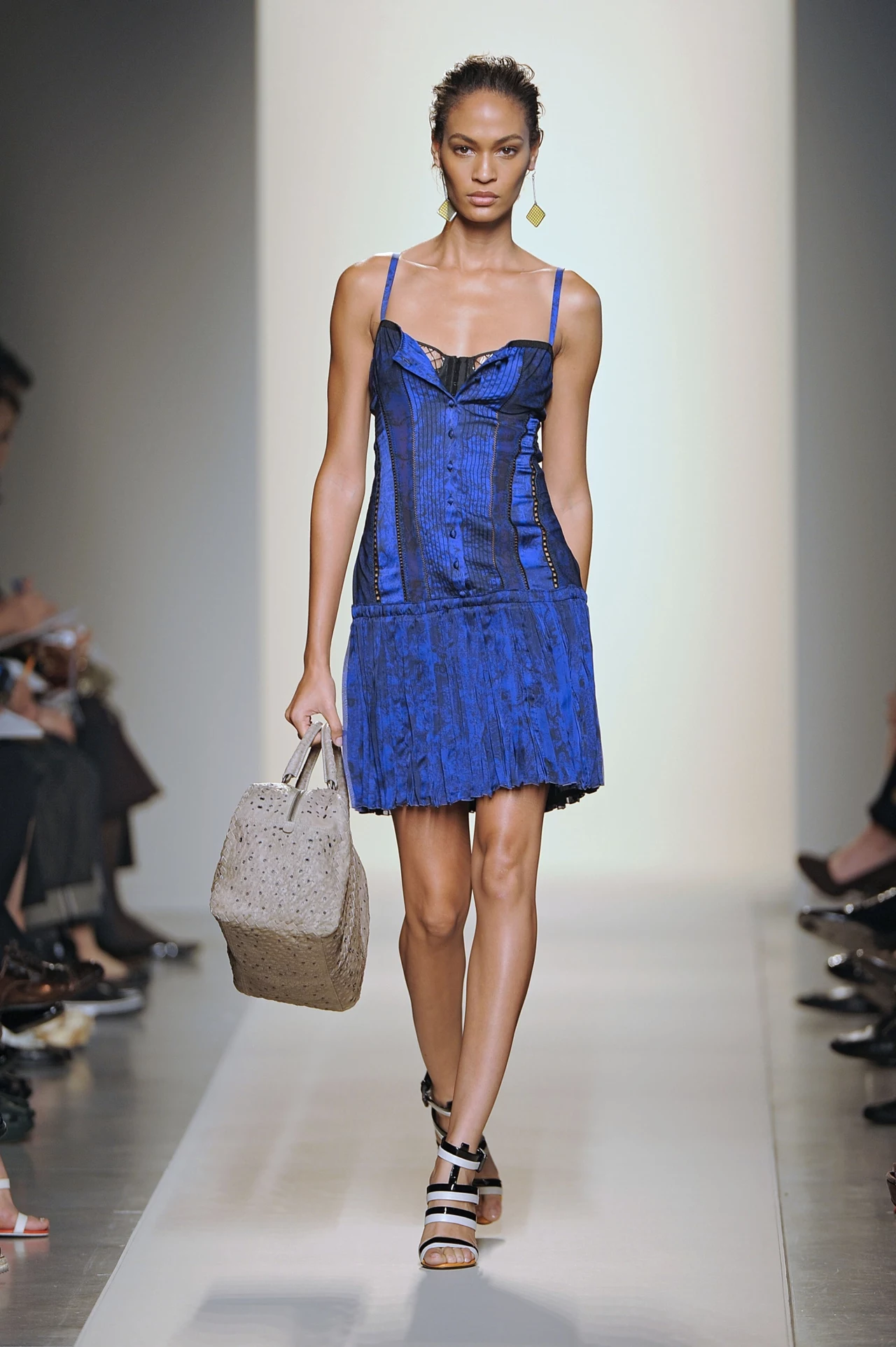 Bottega Veneta - moda w kolorze chabrowym Bottega Veneta - moda w kolorze chabrowym
