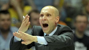 Trener z miejscowego Asseco Prokomu Andrzej Adamek żywiołowo reagował na poczynania swoich podopiecznych