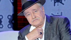 - Prawdziwy mężczyzna powinien spalić dom, wyrwać drzewo i dać w mordę synowi - żartuje Jan Nowicki.