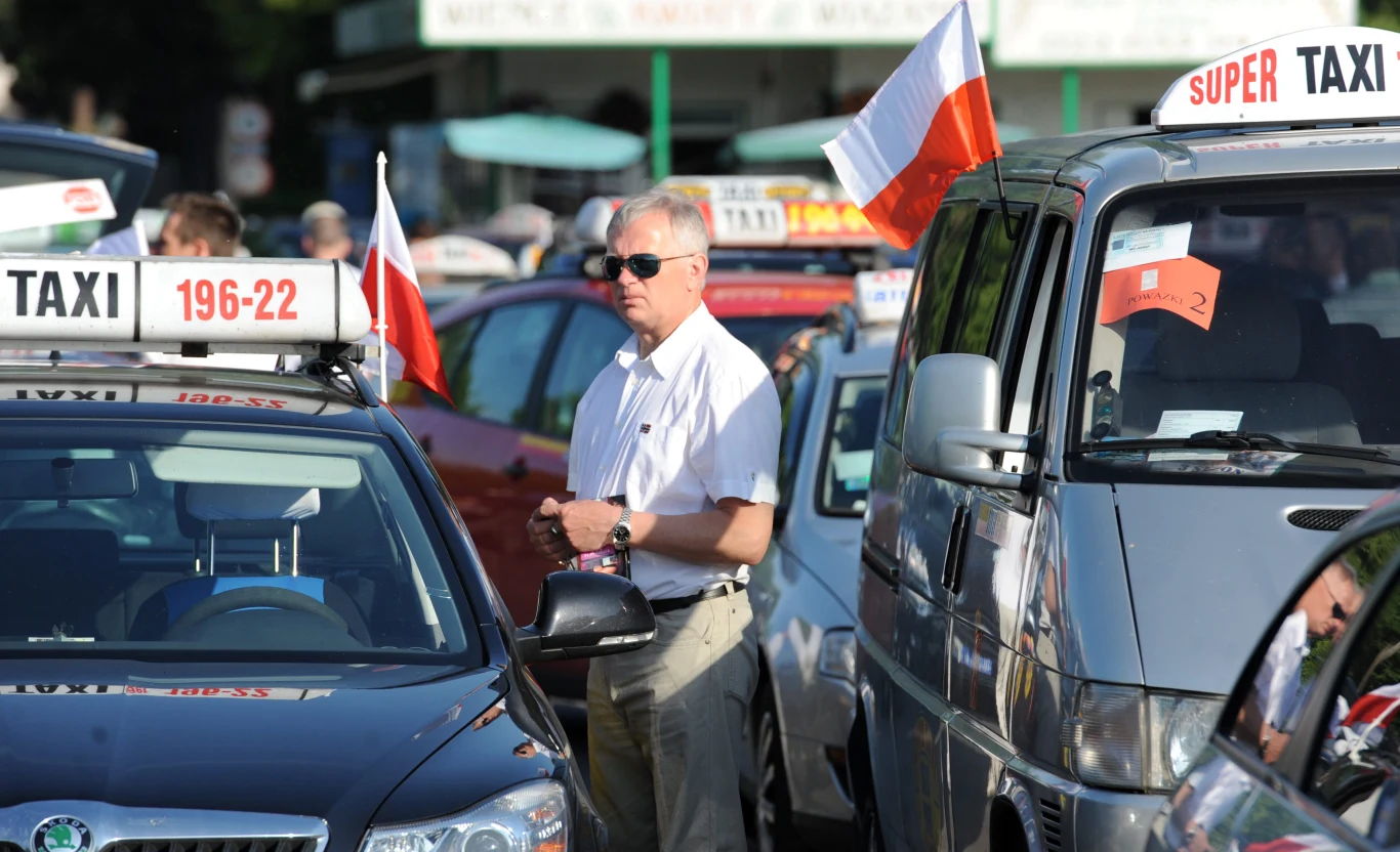 W Warszawie protestuje około 500 taksówkarzy W Warszawie protestuje około 500 taksówkarzy