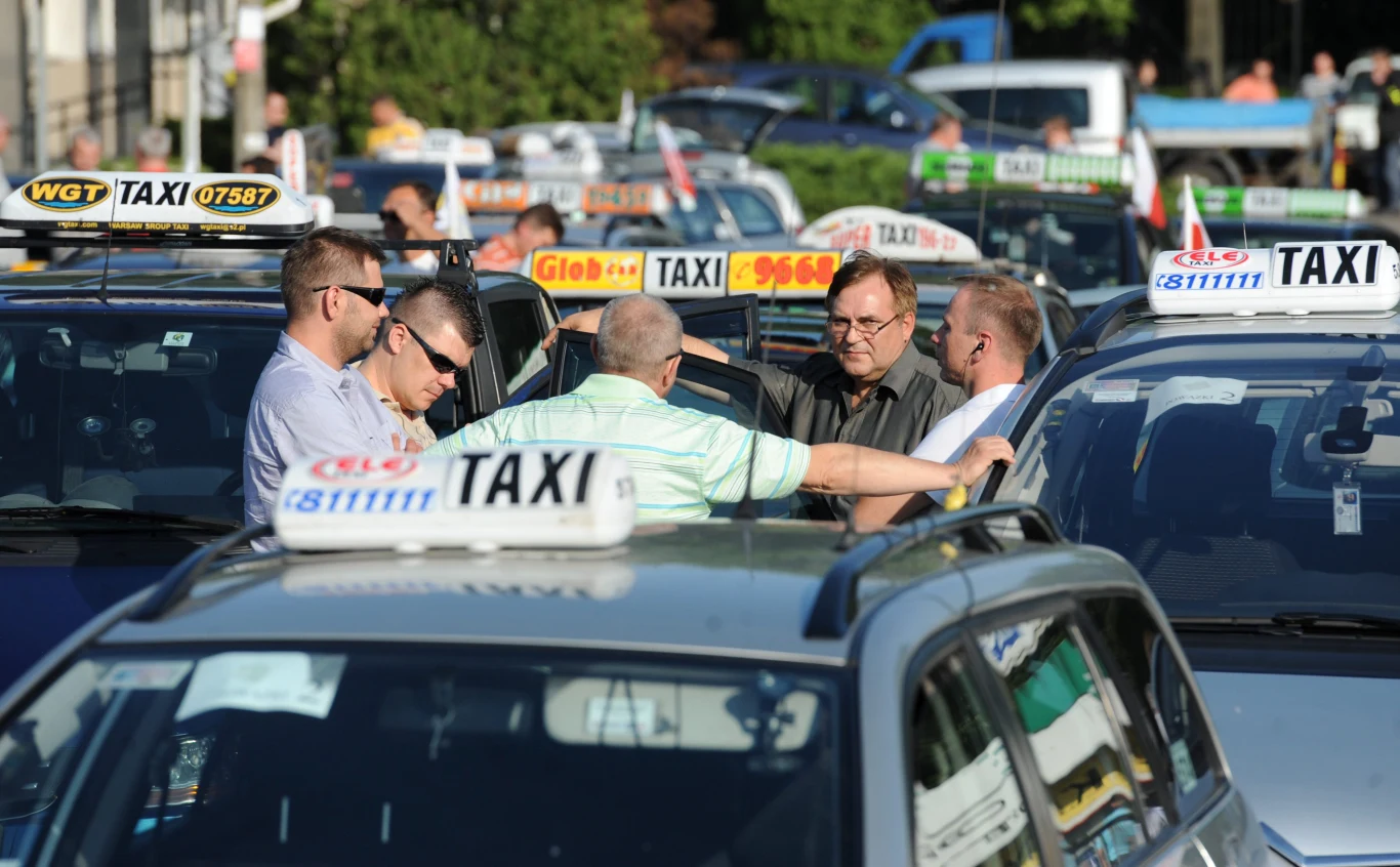 W Warszawie protestuje około 500 taksówkarzy W Warszawie protestuje około 500 taksówkarzy