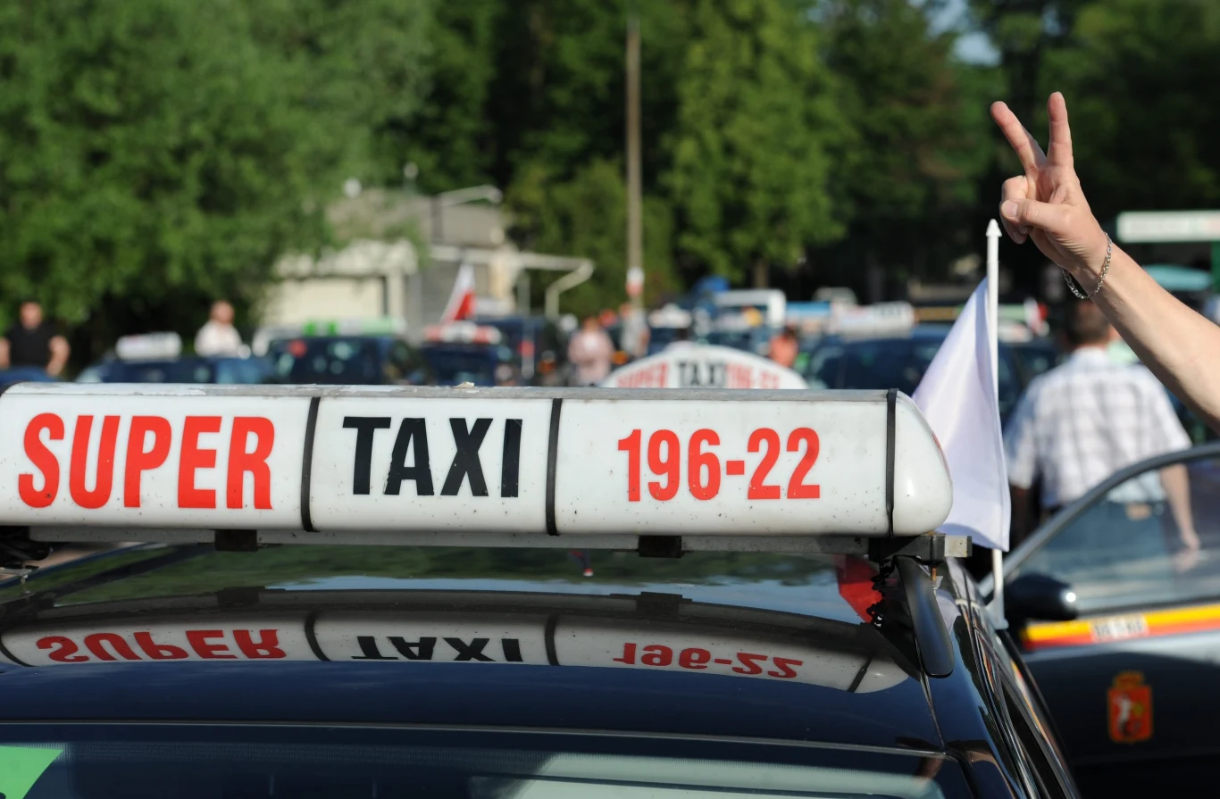 W Warszawie protestuje około 500 taksówkarzy W Warszawie protestuje około 500 taksówkarzy