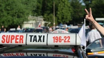 W Warszawie protestuje około 500 taksówkarzy
