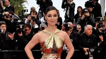 Berenice Marlohe w błyszczącej sukni projektu Emilio Pucci