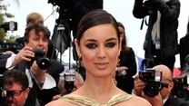 Berenice Marlohe w błyszczącej sukni projektu Emilio Pucci