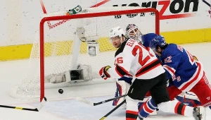 Patrik Elias strzela gola w meczu numer pięć