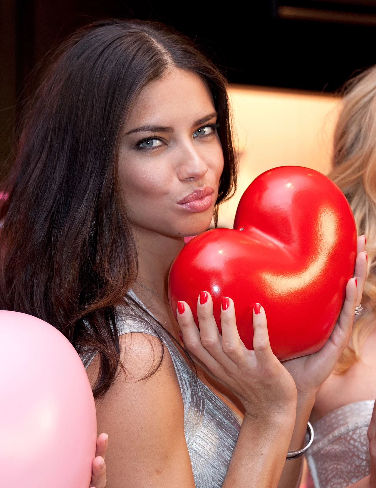 Pierwszą dziesiątkę zamyka brazylijska modelka Adriana Lima, której majątek szacowany jest na 22 miliony funtów. Pierwszą dziesiątkę zamyka brazylijska modelka Adriana Lima, której majątek szacowany jest na 22 miliony funtów.