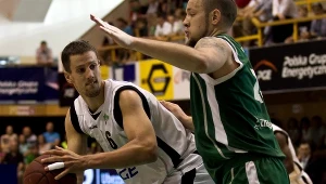 Koszykarz Zastalu Zielona Góra Kirk Archibeque (P) blokuje Daniela Kickerta (L) z PGE Turów