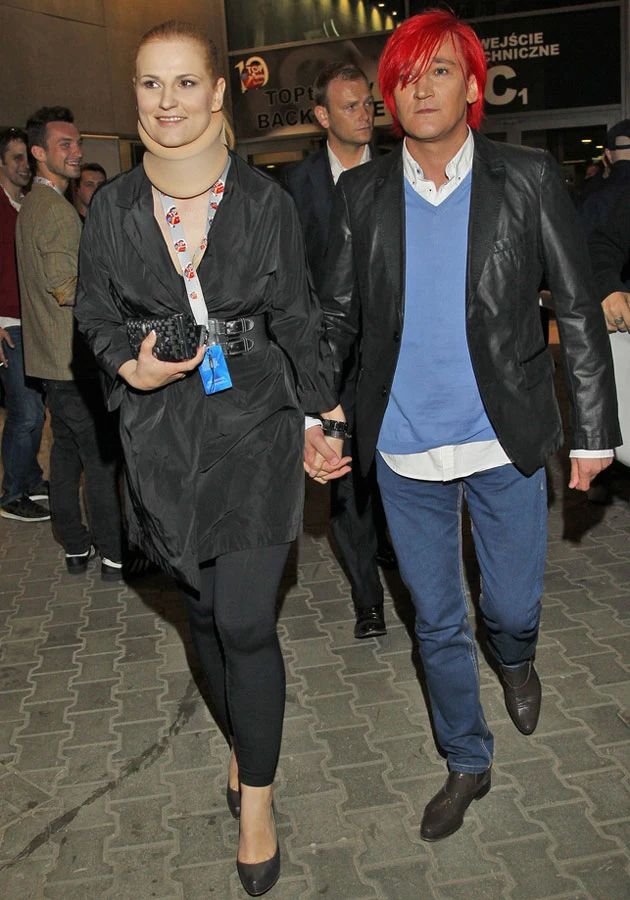 Mimo kołnierza ortopedycznego Dominika towarzyszy Michałowi na oficjalnych imprezach