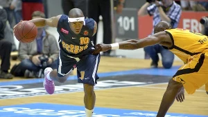 Jerel Blassingame (L) z Asseco Prokom Gdynia i blokujący Vonteego Cummings (P) z Trefla