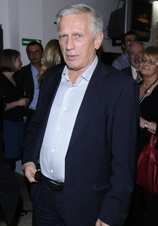 Do czasu zakończenia procesu Englert odmawia komentarza w sprawie.