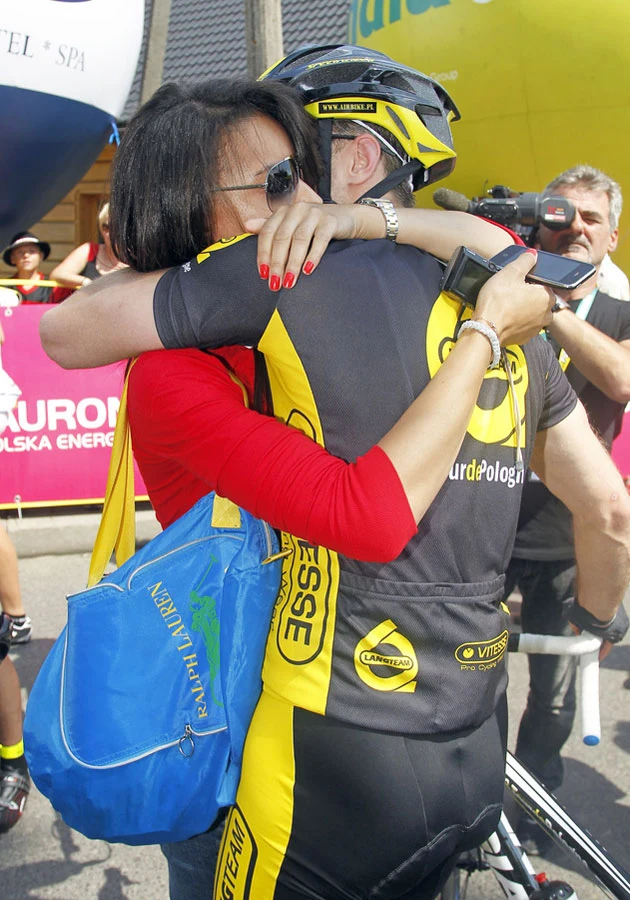 ... Tour de Pologne to co innego. Ukochana czule gratuluje Maćkowi startu.
