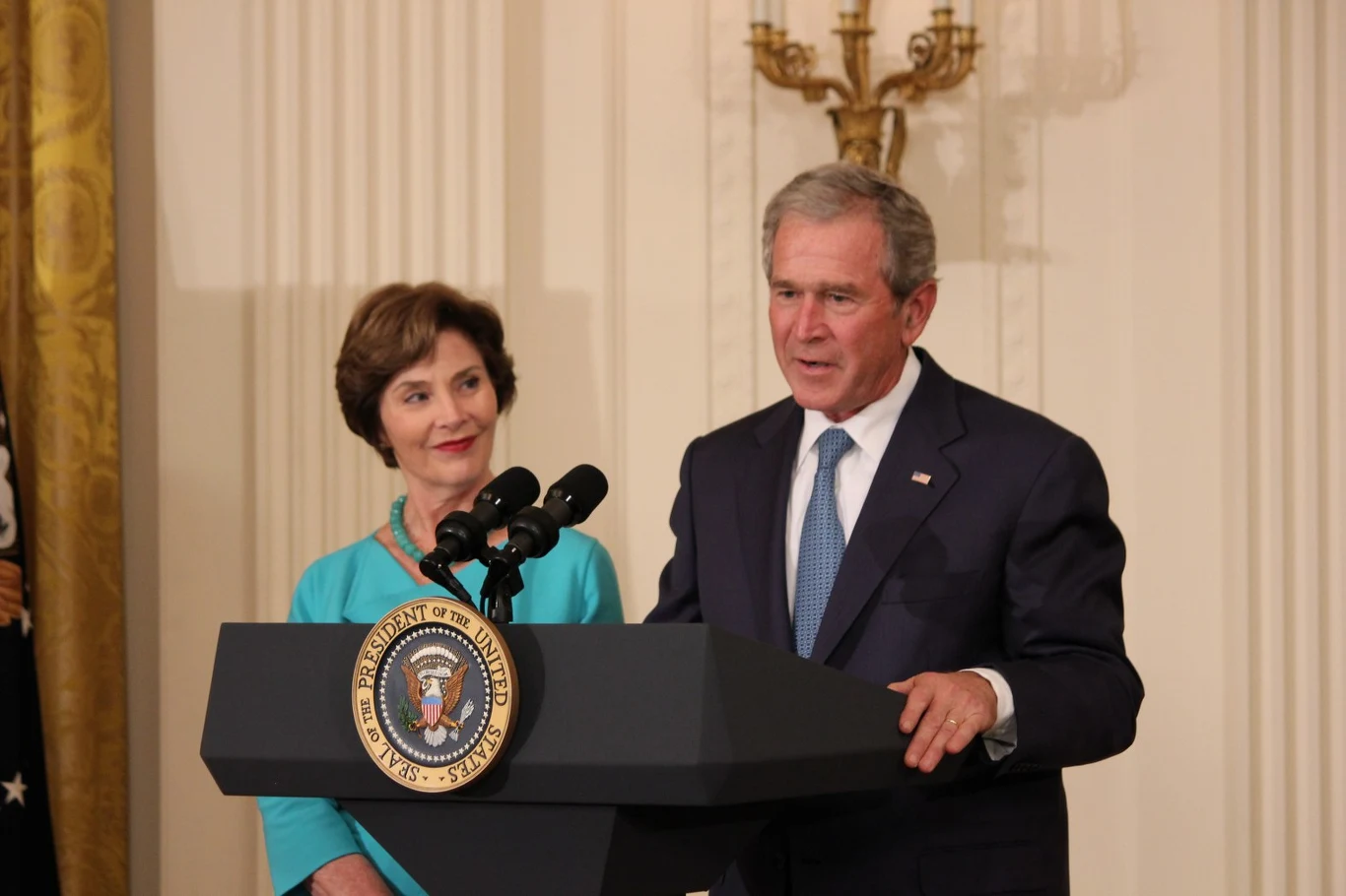 George W. oraz Luara Bush w czasie uroczystości w Białym Domu