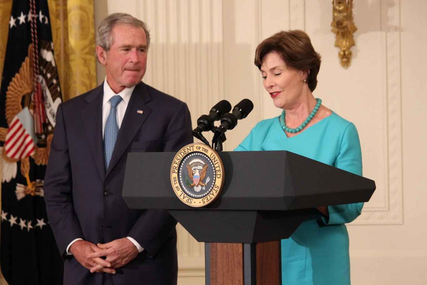 George W. i Laura Bush w czasie uroczystości w Białym Domu