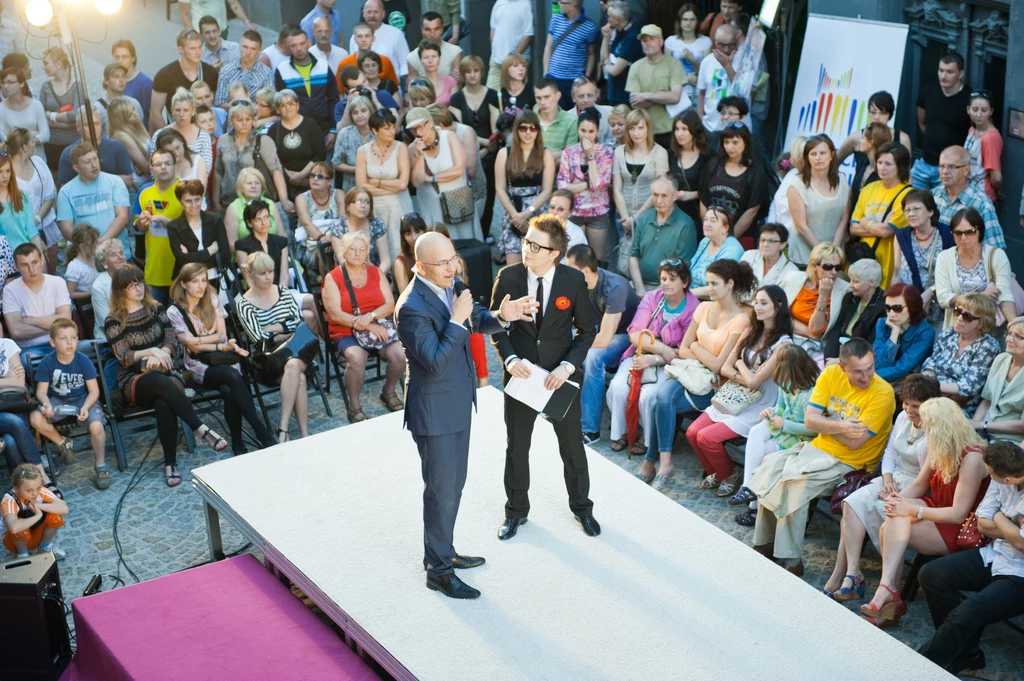 Pokaz mody Max Mara na ul Dużej w Kielcach - Mateusz Szymkowiak i gość specjalny Vito Casetti Pokaz mody Max Mara na ul Dużej w Kielcach - Mateusz Szymkowiak i gość specjalny Vito Casetti