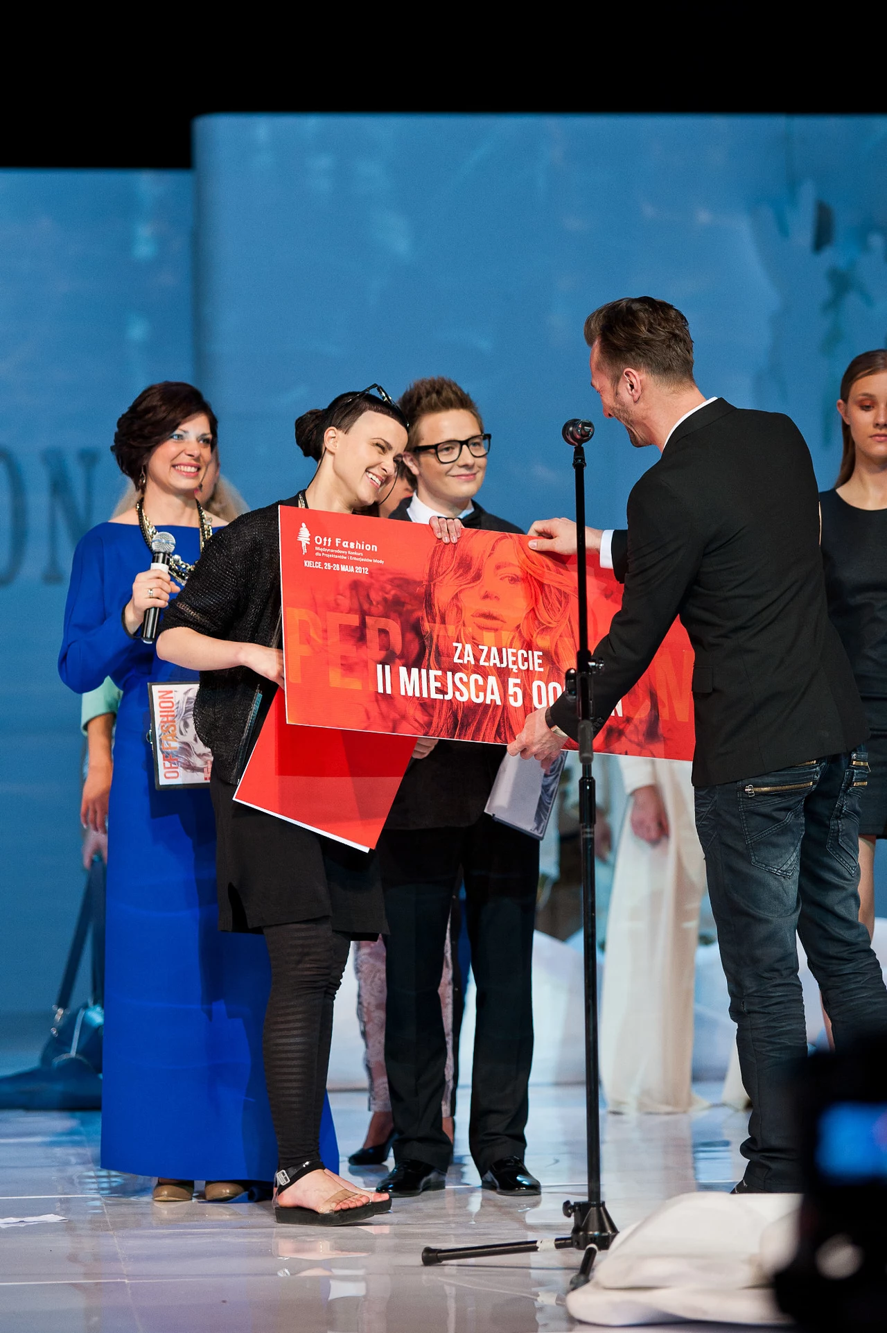 Paprocki i Brzozowski wręczają nagrodę za zajęcie II miejsca projektantce Ance Letycji Walickiej Paprocki i Brzozowski wręczają nagrodę za zajęcie II miejsca projektantce Ance Letycji Walickiej