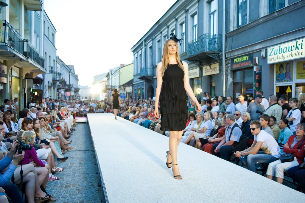 Pokaz mody Max Mara na ul. Dużej w Kielcach przyciągnął tłumy Pokaz mody Max Mara na ul. Dużej w Kielcach przyciągnął tłumy