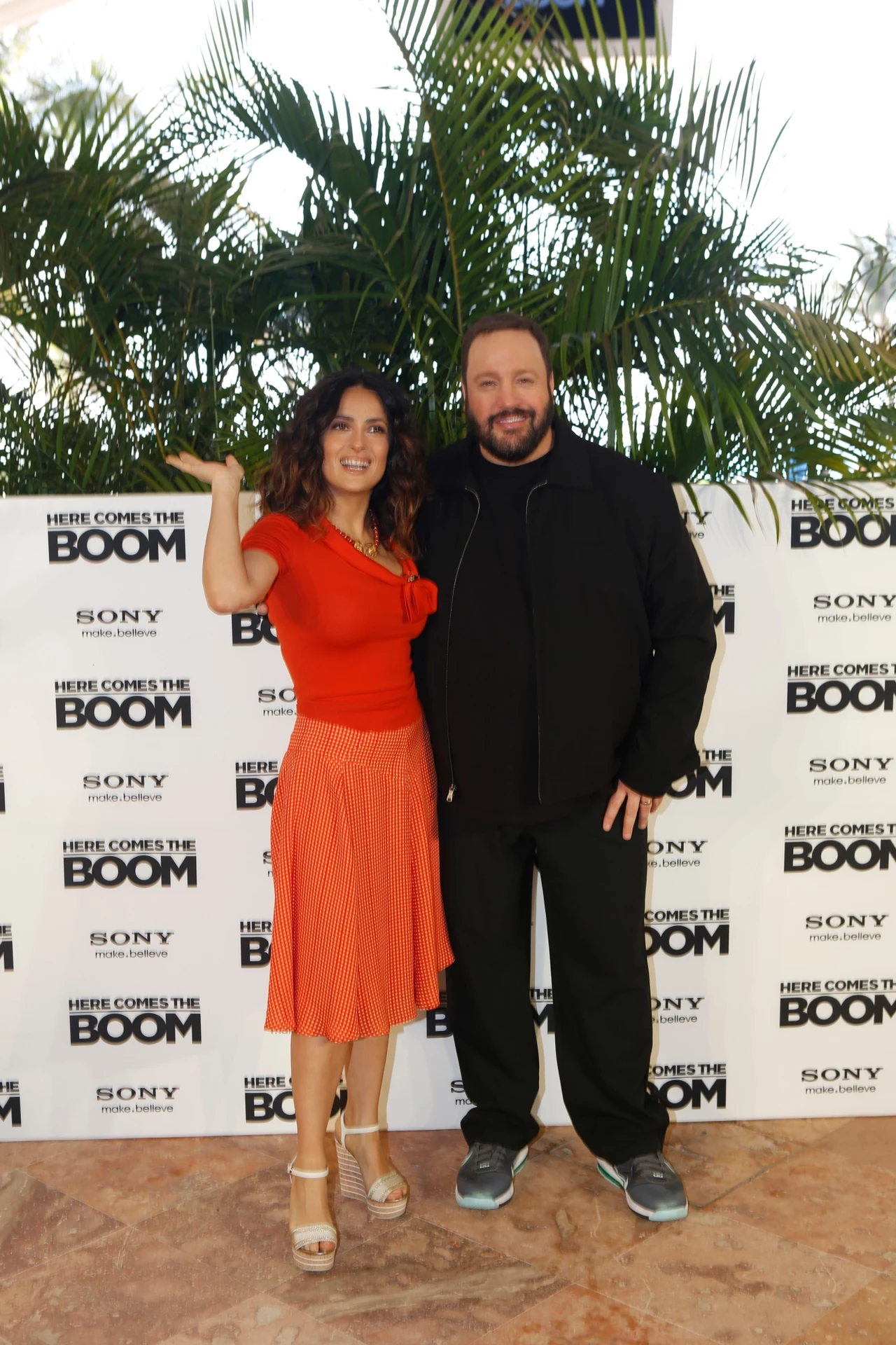 Zobacz, w jaki sposób strojem Salma Hayek podkreśla swoje kobiece kształty Zobacz, w jaki sposób strojem Salma Hayek podkreśla swoje kobiece kształty