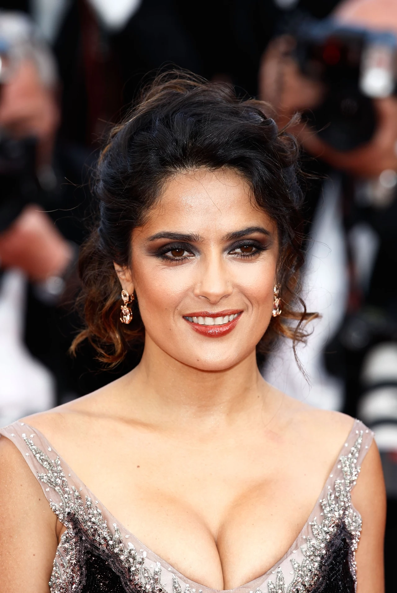 Zobacz, w jaki sposób strojem Salma Hayek podkreśla swoje kobiece kształty Zobacz, w jaki sposób strojem Salma Hayek podkreśla swoje kobiece kształty