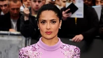 Zobacz, w jaki sposób strojem Salma Hayek podkreśla swoje kobiece kształty